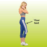 Moderne schicke, schicke Golftext-Marine Capri Leggings<br><div class="desc">Leggings in Marineblau für einen begeisterten Golfer. Das gewagte geometrische Muster am Fuß der Beine entsteht aus Golfschlägern und Golfbällen auf marineblau-blauem Hintergrund. Der Text auf der Seite jedes Beins ist in der passenden Marine auf einem silbergrauen Streifen, und kann mit Ihrer bevorzugten Beschriftung angepasst werden - auf jedem Bein,...</div>