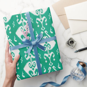 Moderne, schicke, texturierte grüne Ikat-Tribalmus Geschenkpapier