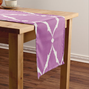 Moderne, schicke texturierte violette Ikat-Chevron Kurzer Tischläufer