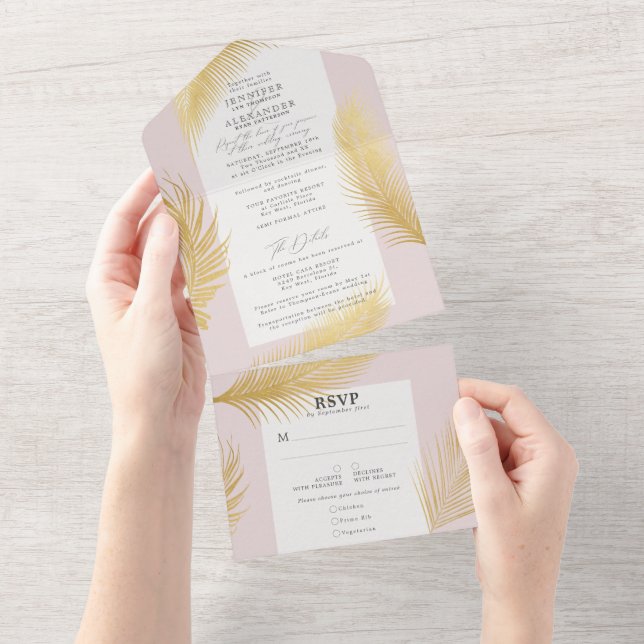 Moderne schicke Tropical Gold Palm Soft Pink Weddi All In One Einladung (Abreißtisch)