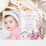 Moderne schicke Wildblume Drehbuch Foto 1. Geburts Einladung<br><div class="desc">Unsere kleine Wildblume wird 1! Elegante moderne Sommer-Blume Illustration mit hübscher Blume und Pinsel-Drehbuch erste Geburtstagsparty-Einladung mit einer modernen Kalligraphie Typografie mit Rot,  lila,  Rosa,  Terrakotta Blume.</div>