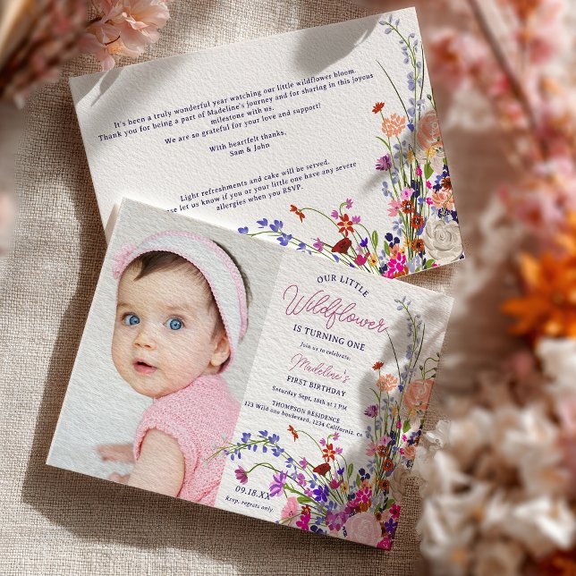 Moderne schicke Wildblume Drehbuch Foto 1. Geburts Einladung (Modern chic wildflower script photo 1st birthday invitation)