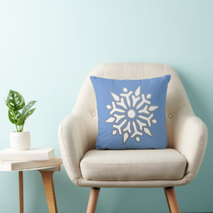 Moderne Schneeflocke auf Sky Blue Kissen