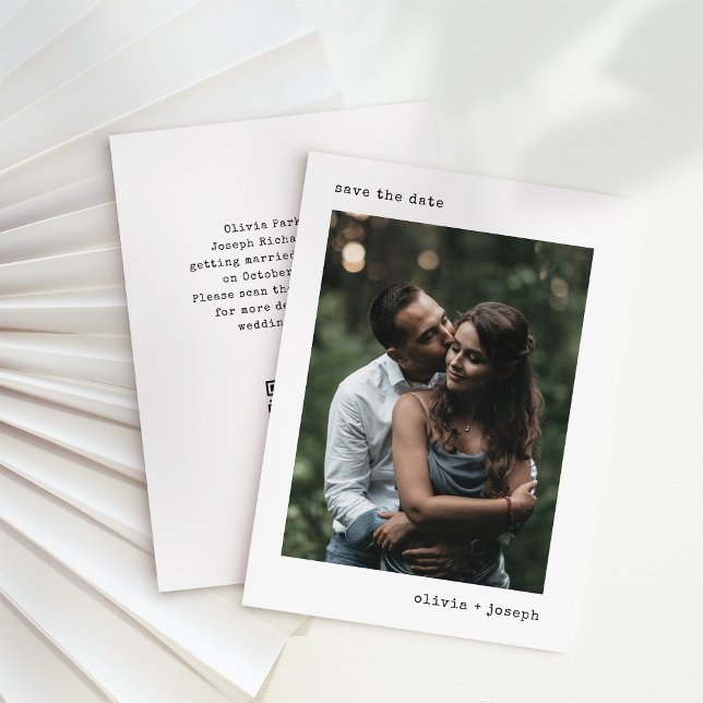 Moderne Schreibmaschine | Schwarzweiß und QR-Code Save The Date (Von Creator hochgeladen)