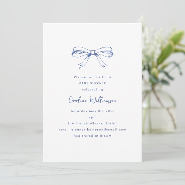 Moderne Schrift Coquette Schleife Blaue Babyparty Einladung (Stehend Vorderseite)