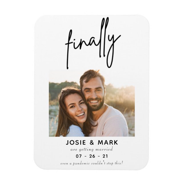 Moderne Schrift endlich Foto Save the Date Magnet (Vertikal)