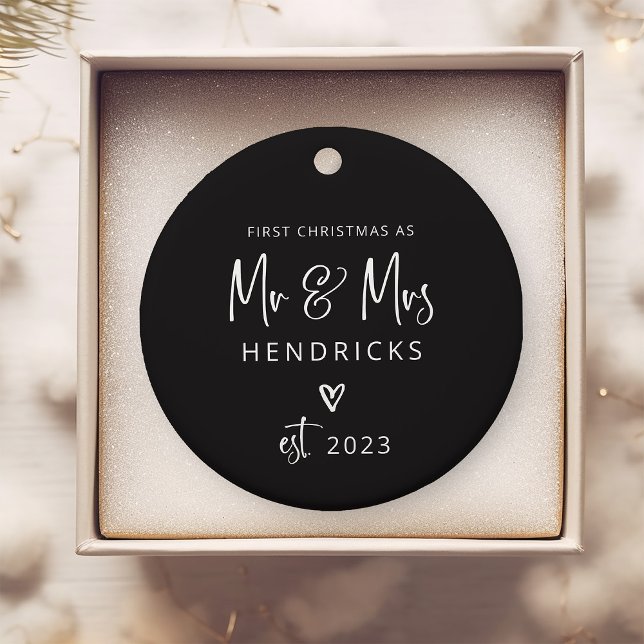 Moderne Schrift | Erste Weihnachten als Herr und F Keramik Ornament (A modern, black Christmas ornament that makes the perfect keepsake gift for the newlyweds)
