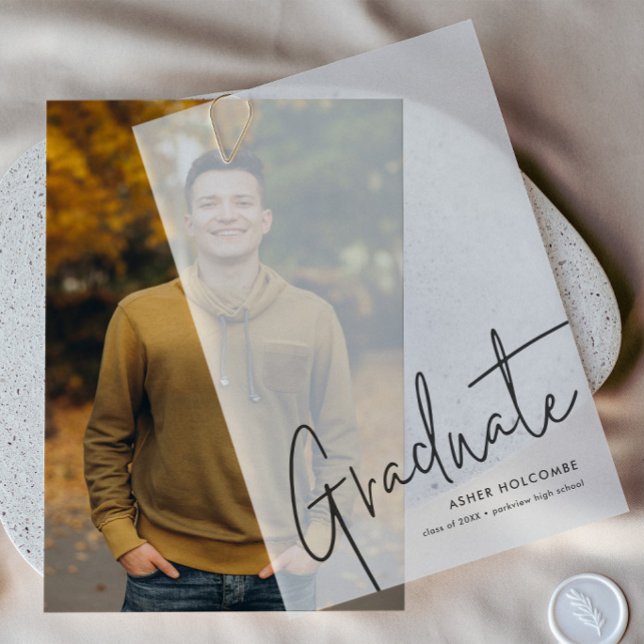 Moderne Schrift Graduiert Einfache Foto-Abschlussf (Simple script overlay graduation photo vellum invitation announcements.)