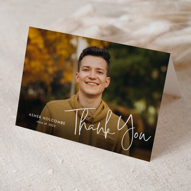 Moderne Schrift Graduiert Einfache Foto-Abschlussf Dankeskarte (Modern script graduation photo thank you cards. 
)
