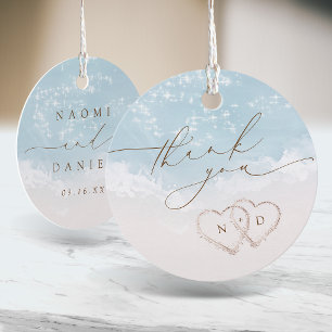 Moderne Schrift Herzen im Sand Strandhochzeit Geschenkanhänger