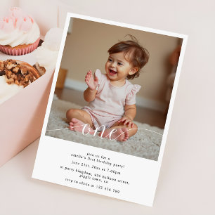 Moderne Schrift-Overlay Baby's erste Geburtstagsfo Einladung