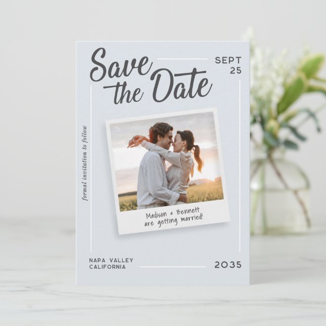 Moderne Schrift Save the Date Retro-Foto-Hochzeit (Stehend Vorderseite)