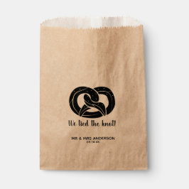 Moderne Schrift Wir tippten die Knot-Pretzel-Hochz Geschenktütchen