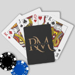 Moderne Schwarz-Gold-Initialen Elegant Mit Monogra Spielkarten<br><div class="desc">Moderne Schwarz- und Goldinitials Elegante Mit Monogramm Spielkarten. Ein luxuriöses Design mit einem goldenen Doppelmonogramm/Initialen,  das mit Ihrem Namen überlagert wird. In eleganten Farben und macht ein wunderbares,  individuelles Geschenk.</div>