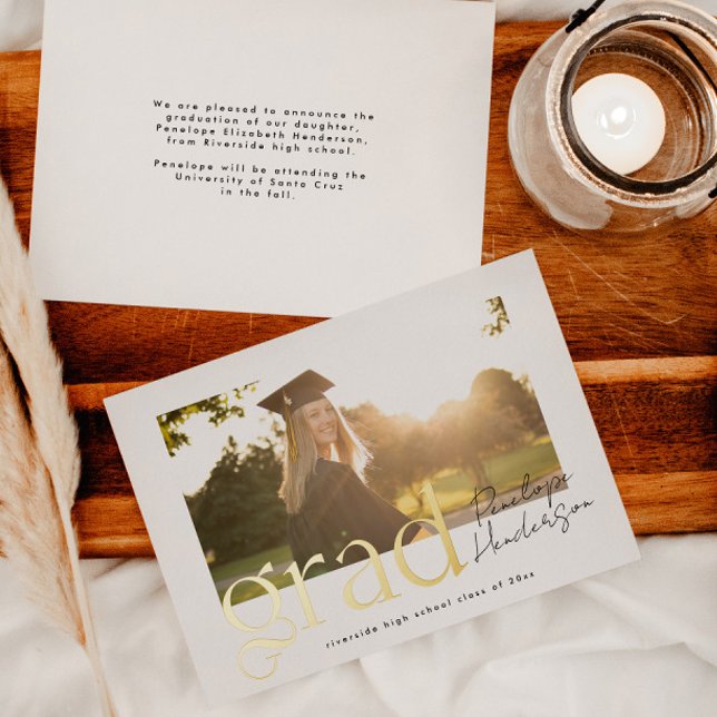 Moderne Schwarz-Gold-Klasse 2025 Abschluss Folieneinladung (Von Creator hochgeladen)