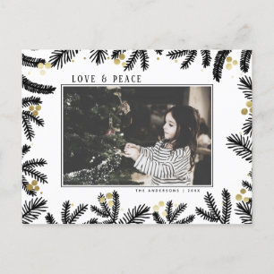 Moderne Schwarz & Gold Pine und Berries Holiday Feiertagspostkarte