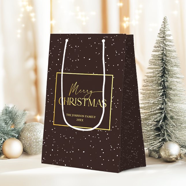Moderne Schwarz-Gold Typografie Frohe Weihnachten Mittlere Geschenktüte (Elegant modern Merry Christmas gift bag - black with gold effect text and customisable family name)