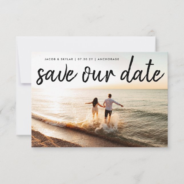 Moderne Schwarz-Text-Foto Hochzeit Save The Date (Vorderseite)