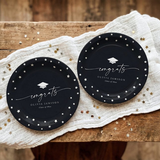 Moderne Schwarz-Weiß-Abschlussfeier der Klasse 202 Pappteller (Black and white graduation plates with script congrats, stars and graduation cap)