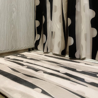 Moderne Schwarz-Weiß-Badewanne mit Badewanne Badematte