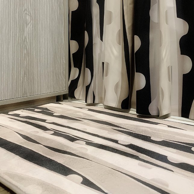 Moderne Schwarz-Weiß-Badewanne mit Badewanne Badematte (Von Creator hochgeladen)