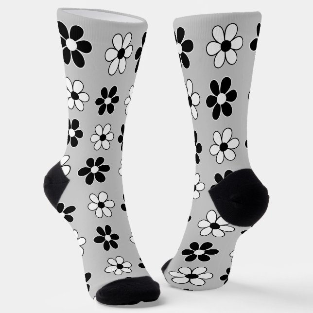Moderne Schwarz-Weiß-Blume auf Lichtsilber Grau Socken (Gewinkelt)