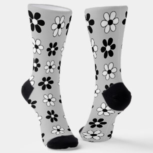 Moderne Schwarz-Weiß-Blumen auf hellgrauem Silber Socken