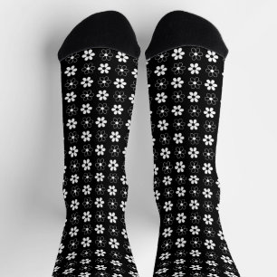 Moderne Schwarz-Weiß-Blumenmuster auf schwarzen So Socken