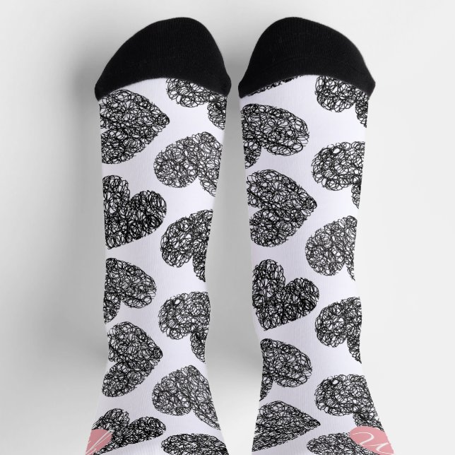 Moderne Schwarz-Weiß-Doodle-Herzen Mit Monogramm Socken (Oben)