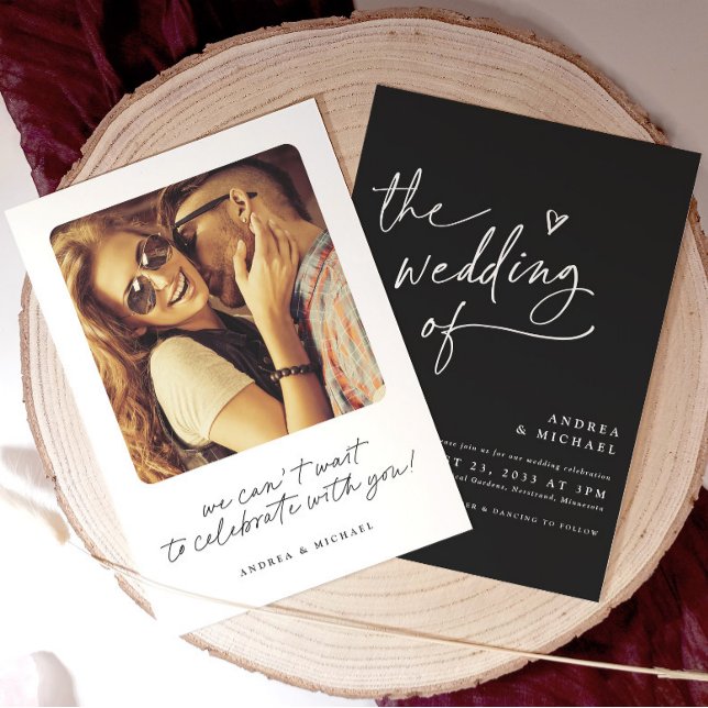 Moderne Schwarz-Weiß-Handschrift Herz-Hochzeit Einladung (Modern trendy black and white wedding invitation black with white text and photo on the back.)