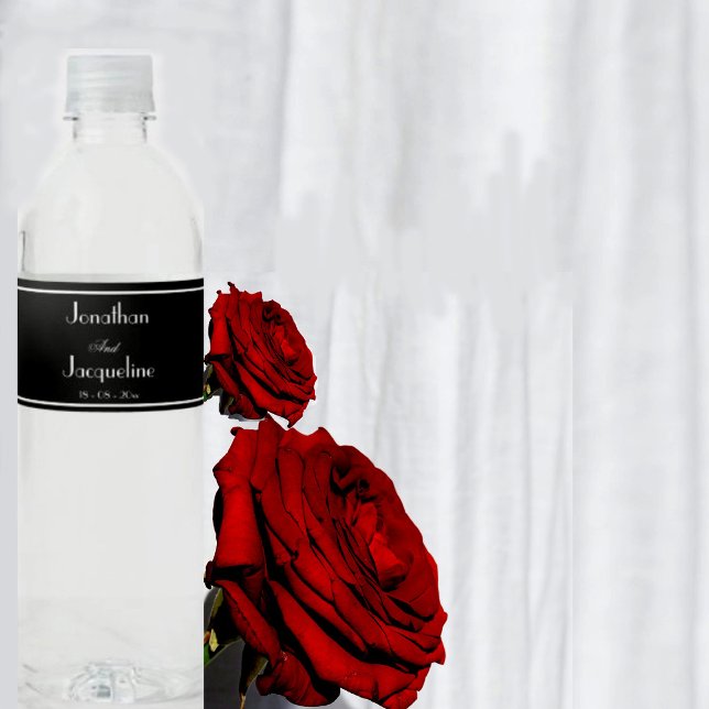 Moderne Schwarz-Weiß-Hochwasser-Flaschenetiketten Wasserflaschenetikett (Simple modern black and white, chic script elegant wedding water bottle labels with names.)