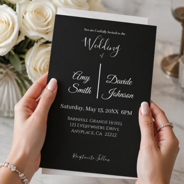 Moderne Schwarz-Weiß-Hochzeit Einladung (AI Generated Hands Holding Card)