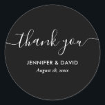 Moderne Schwarz-Weiß-Hochzeit Vielen Dank Runder Aufkleber<br><div class="desc">Minimalistisch Schwarz-Weiß-Dankeschön-Aufkleber mit einem modernen Script-Schriftart. Matching-Elemente verfügbar.</div>