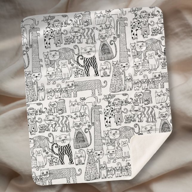 Moderne Schwarz-Weiß-Katzen und Gemusterte Kätzche Sherpadecke (Modern Black and White Cats And Kittens Patterned Sherpa Blanket)
