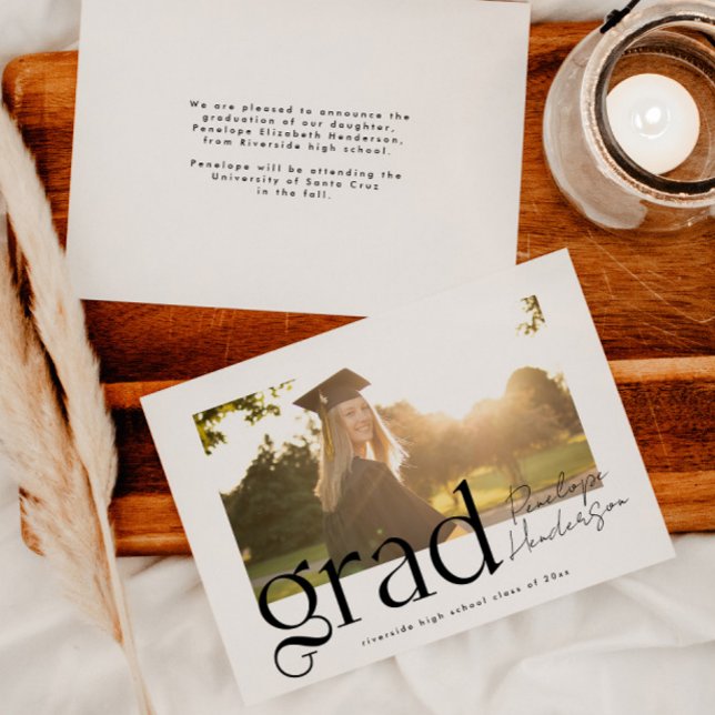 Moderne Schwarz-Weiß-Klasse 2024 Abschluss Ankündigung (Von Creator hochgeladen)