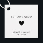 Moderne Schwarz-Weiß-Liebe wächst Geschenkanhänger<br><div class="desc">Moderne Gastgeschenk Hochzeit Tags mit einem minimalen Design mit der Meldung "Lass Liebe Grow". Unten ist ein Herz und Ihre Namen und Datum, in schwarz, über einem weißen Hintergrund. Die Schriftart und Hintergrundfarben können beliebig verändert werden. Diese einfachen, zeitgenössischen Tags eignen sich perfekt für das minimalistische Paar und verleihen Ihren...</div>