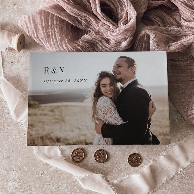 Moderne Schwarz-Weiß-Monogramm-Foto Hochzeit Gästebuch (Von Creator hochgeladen)