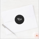 Moderne Schwarz-Weiß-Monogramm-Hochzeit Runder Aufkleber<br><div class="desc">Moderner Schwarz & Weiß Monogram Wedding Classic Round Sticker,  minimalistischer Stil,  der sich leicht mit Ihrem Foto und Text aktualisieren lässt. Wenn Sie Hilfe bei der Personalisierung dieses Produkts benötigen. Bitte kontaktieren Sie mich mit diesem Nachrichtenkopf unten und ich werde Ihnen gerne weiterhelfen.</div>