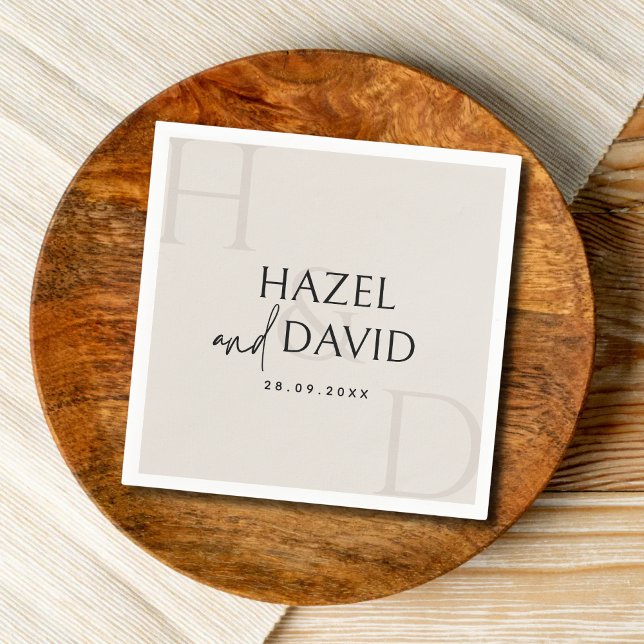 Moderne Schwarz-Weiß-Monogramm-Minimalist-Hochzeit Serviette (Modern black and ivory monogram napkins add a soft, elegant touch to wedding tables.)
