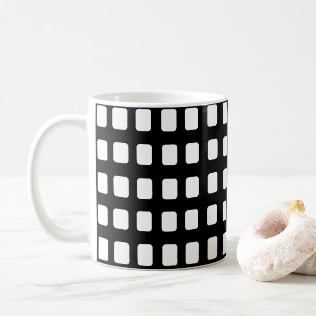 Moderne Schwarz-Weiß-Quadrate Kaffeetasse (Mit Donut)