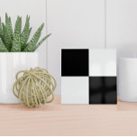 Moderne Schwarz-Weiß-Schachtel-Keramik Fliese<br><div class="desc">Diese minimalistische Keramik-Kachel weist ein modernes kariertes Muster in Schwarz und Weiß auf.</div>