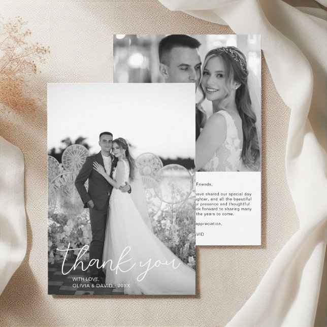 Moderne Schwarz-Weiß-Schrift Hochzeit 2 Fotos Dankeskarte (Modern Black and White Script Wedding 2 Photos Thank You Card)