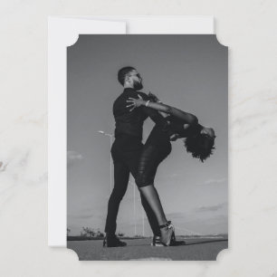Moderne Schwarz-Weiß-Script-Couple-Foto-Hochzeit Einladung