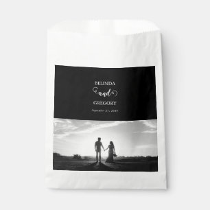 Moderne Schwarz-Weiß-Script-Couple-Foto-Hochzeit Geschenktütchen