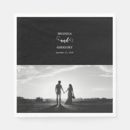 Moderne Schwarz-Weiß-Script-Couple-Foto-Hochzeit Serviette