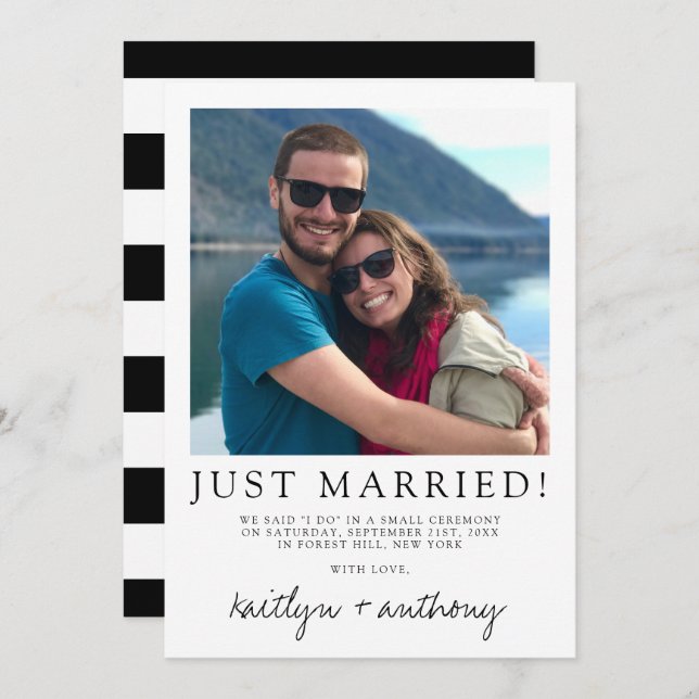 Moderne Schwarz-Weiß-Skripte Minimalistische Hochz Ankündigung (Vorne/Hinten)