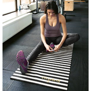 Moderne Schwarz-weiß Stripes Gold Monogram Übung Yogamatte