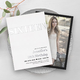 Moderne Schwarz & Weiß Sweet 16 Typografie Folieneinladung