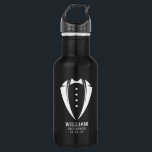 Moderne Schwarz-Weiß-Tuxedo-Trauzeuge-Geschenke Edelstahlflasche<br><div class="desc">Die Einführung unseres maßgeschneiderten Trauzeugen Geschenks, das sich perfekt für den aktiven und umweltbewussten Trauzeugen Ihres Lebens eignet: eine personalisierte Edelstahlflasche. Dieses praktische und stilvolle Geschenk mit einer weißen Tuxedo-Silhouette auf schwarzem Hintergrund, mit dem Namen Ihrer Trauzeugen und dem Datum Ihrer Hochzeit. Unser einzigartiges Geschenk für die Trauzeugen besteht aus...</div>