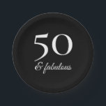 Moderne Schwarz-Weiß-Typografie zum 50. Geburtstag Pappteller<br><div class="desc">Wirf das perfekte Party für einen fabelhaften jemanden,  der fünfzig Jahre alt wird mit diesem schlichten,  eleganten Schwarz-Weiß-Design. Die Worte "50 & fabulous" erscheinen in weißer Typografie auf schwarzem Hintergrund. Dieses vielseitige,  moderne Design passt gut zu einer Reihe von Themen der 50. Geburtstagsfeier.</div>